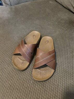 OLEKAI Women's Brown Cross-Strap Slide Sandals